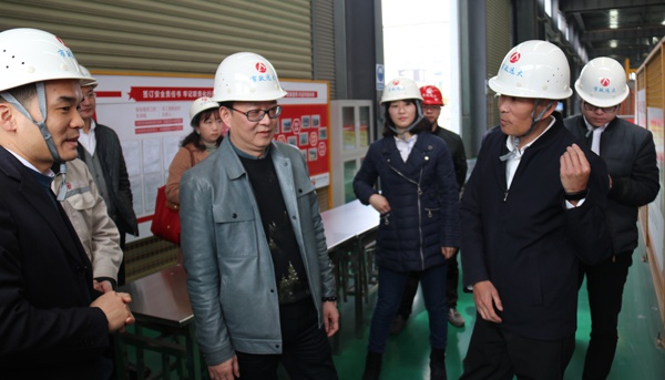 南昌市政公用集团熊新国检查市政远大工厂600.jpg