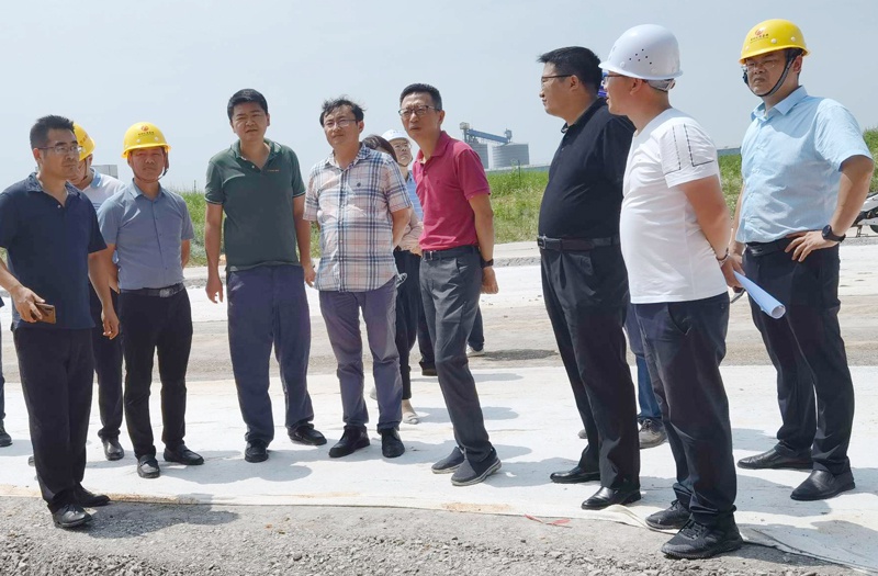 市政公用集团郑学平到洛阳东路综合改造广州路东延工程检查指导8001.jpg