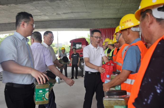 南昌市政公用集团郑学平到工程建设一线送清凉6914.jpg