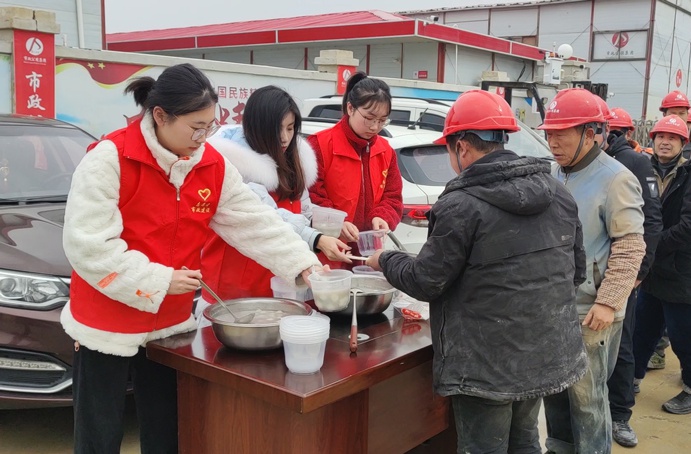 南昌市政建设集团到项目一线慰问员工开展送汤圆活动691.jpg