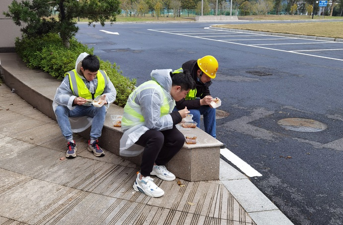 南昌市政建设集团党旗在项目一线高高飘扬6915.jpg