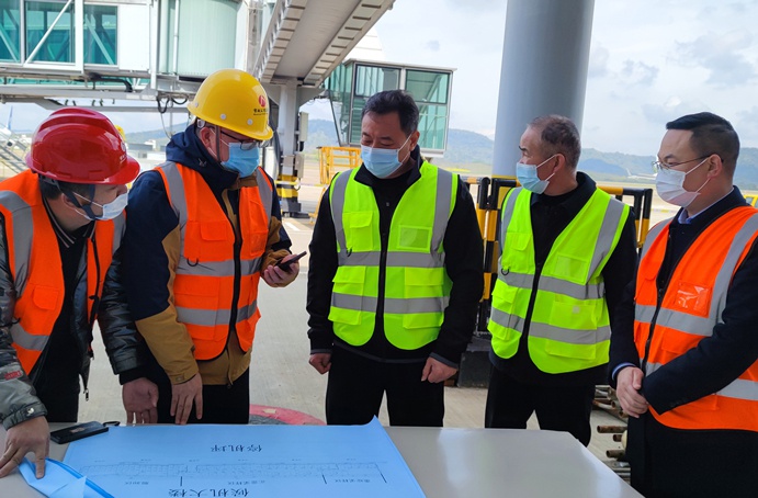 南昌市政建设徐旭前往昌北机场国际航班旅检方舱建设项目检查慰问6911.jpg