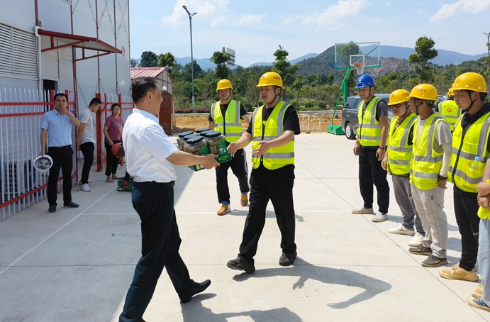 南昌市政建设集团徐旭前往绿色建材科技产业园项目一线送清凉