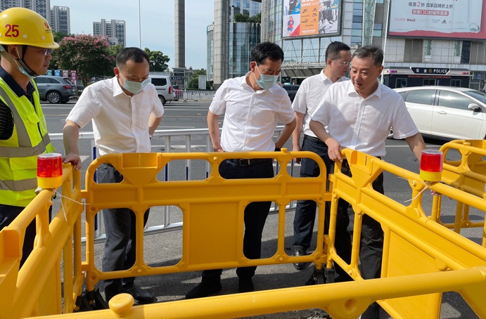 市政公用集团党委副书记总经理万义辉到南昌市窨井盖专项整治项目现场检查指导