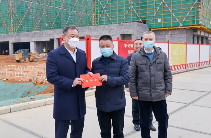 新建区区长王成久到绿色建材科技产业园项目进行春节走访慰问