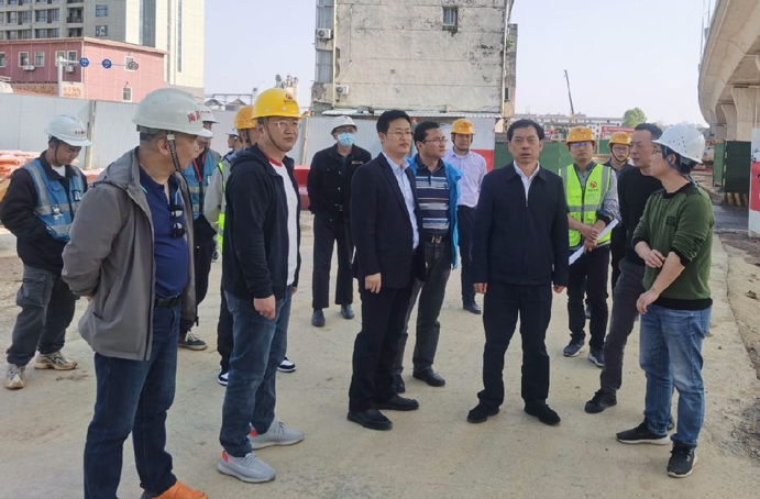 市政公用集团党委副书记、总经理万义辉来到S49枫生快速路北段提升改造工程调研