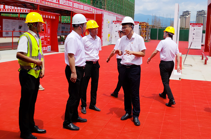 杨‬闲‬冬‬到新建职校新校区建设项目现场观摩