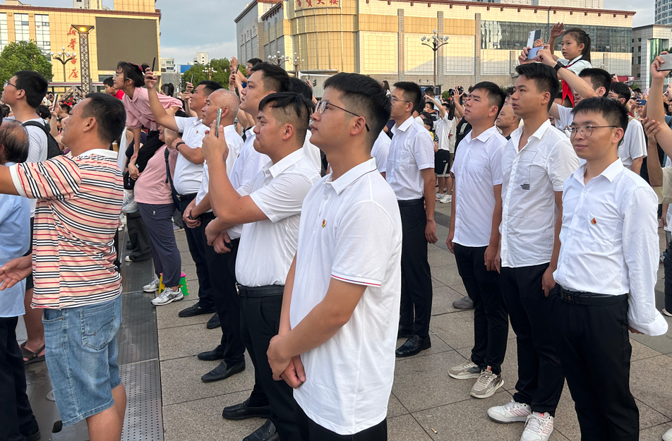 南昌市政建设集团退伍军人职工赴八一广场观看升旗仪式
