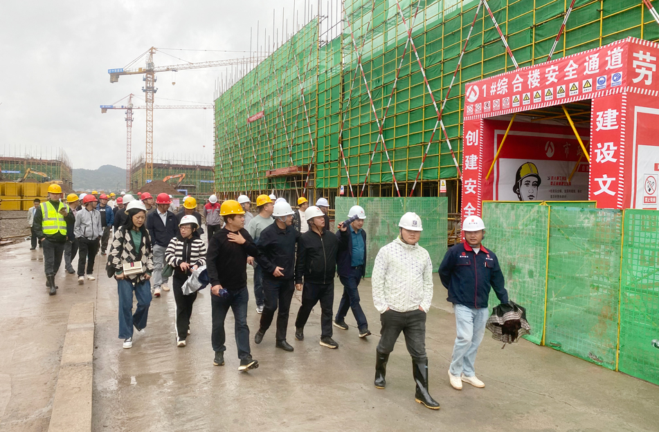 上饶市住建局到上饶高新区标准厂房项目观摩