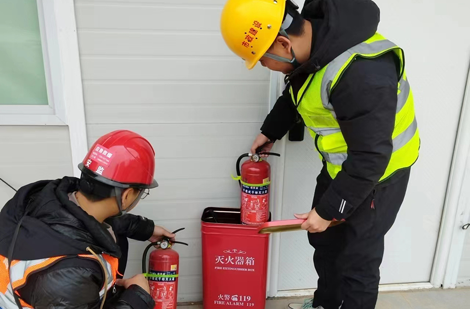 应对低温雨雪冰冻天气 市政建设人在行动