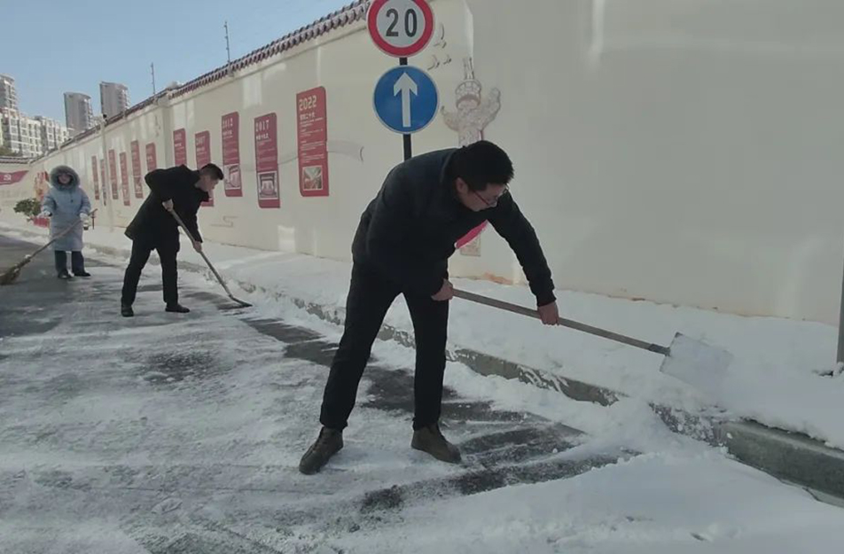 南昌市政建设集团党员开展铲雪除冰志愿服务活动