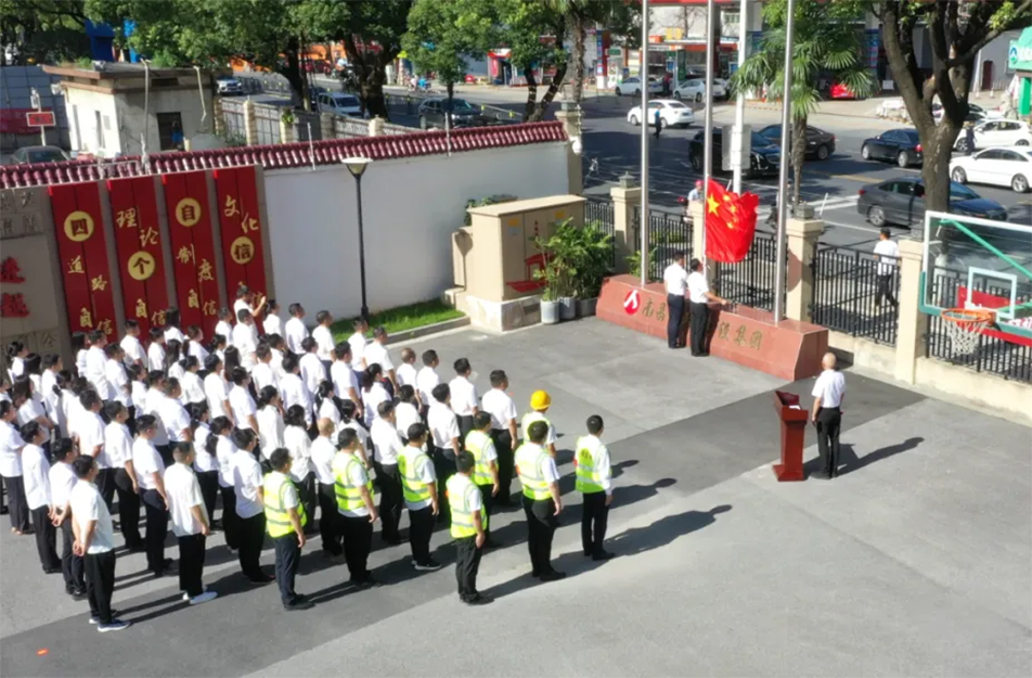 南昌市政建设集团党员突击队授旗仪式 推进老城区燃气设施更新改造