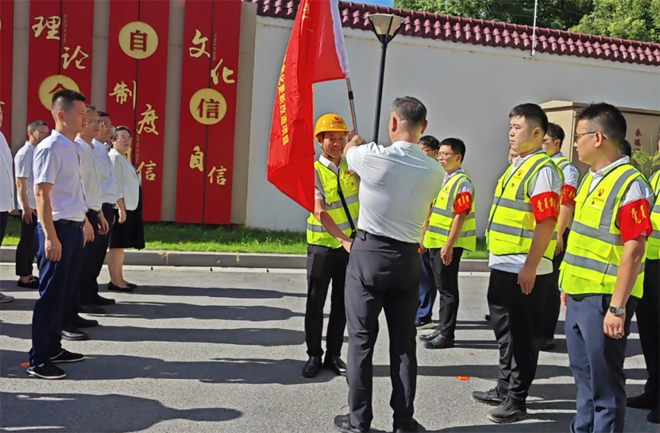 南昌市政建设集团党员突击队授旗仪式 推进老城区燃气设施更新改造