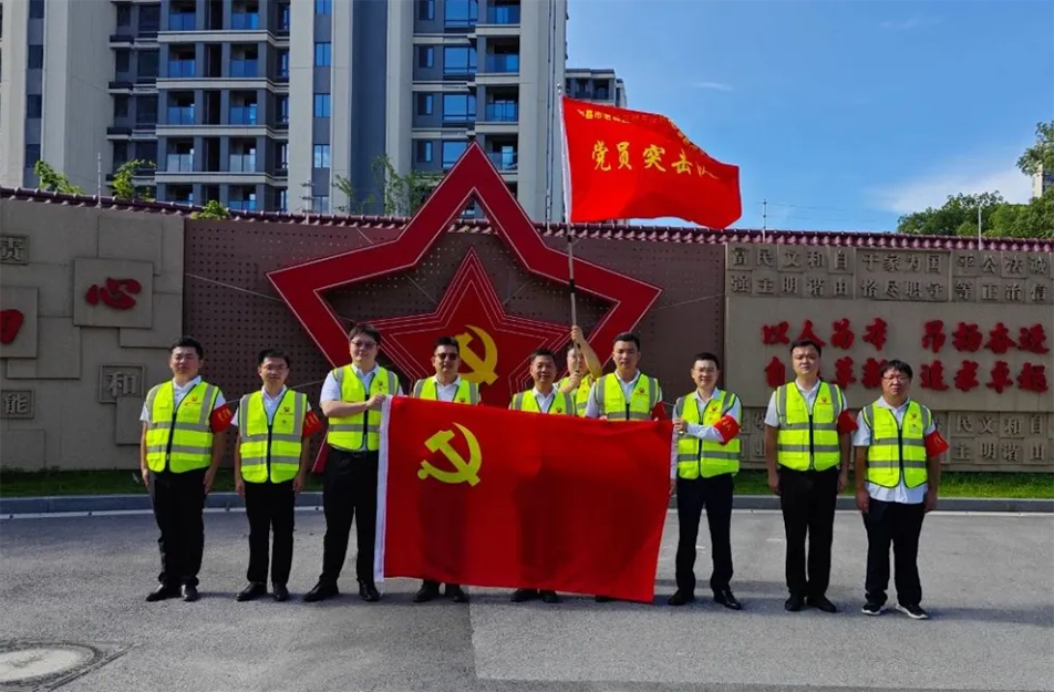 南昌市政建设集团党员突击队授旗仪式 推进老城区燃气设施更新改造