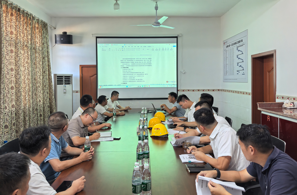 云翔大道项目沥青摊铺技术交底会 | 白晓伟强调原材料质量与过程安全管控