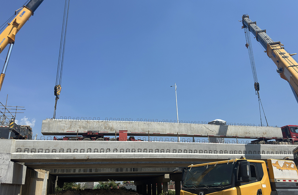 深南互通立交项目启动预制空心板梁吊装 25米梁体完成首件架设 深南互通立交项目启动预制空心板梁吊装 25米梁体完成首件架设