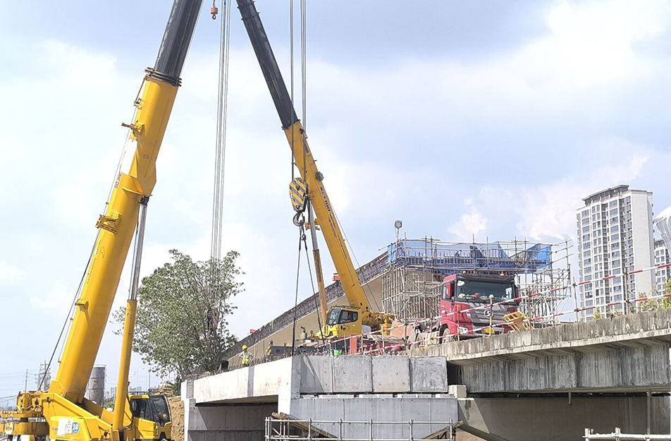 深南互通立交项目启动预制空心板梁吊装 25米梁体完成首件架设 深南互通立交项目启动预制空心板梁吊装 25米梁体完成首件架设