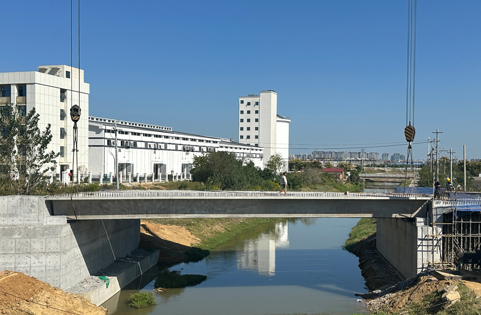 深南互通立交项目完成跨渠桥关键梁体吊装 6片大型箱梁精准安装