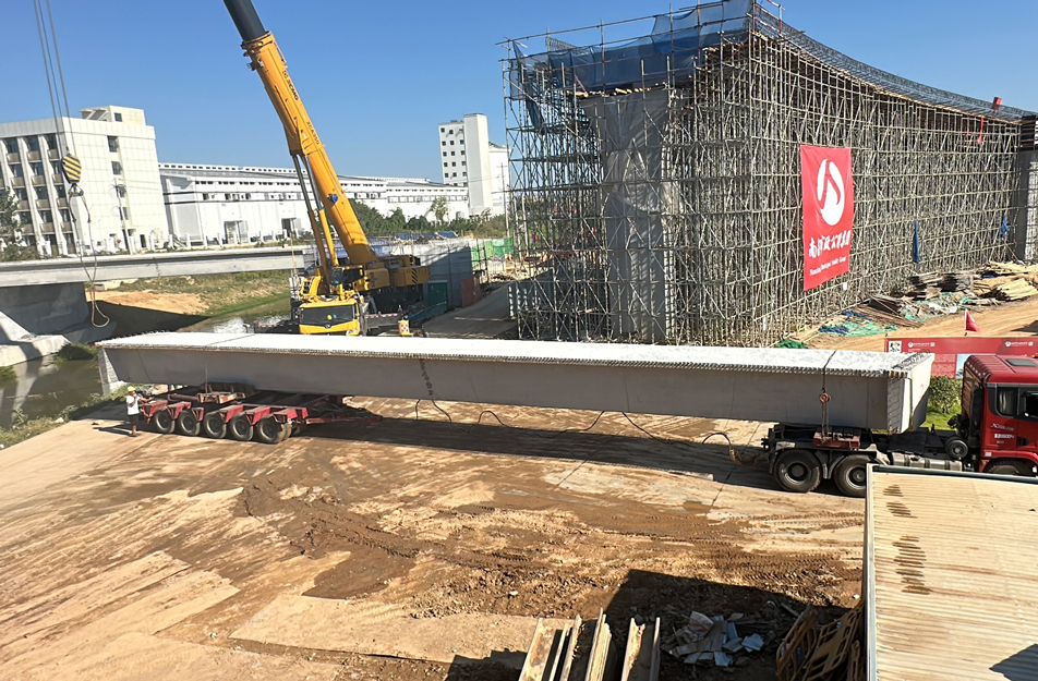 深南互通立交项目完成跨渠桥关键梁体吊装 6片大型箱梁精准安装